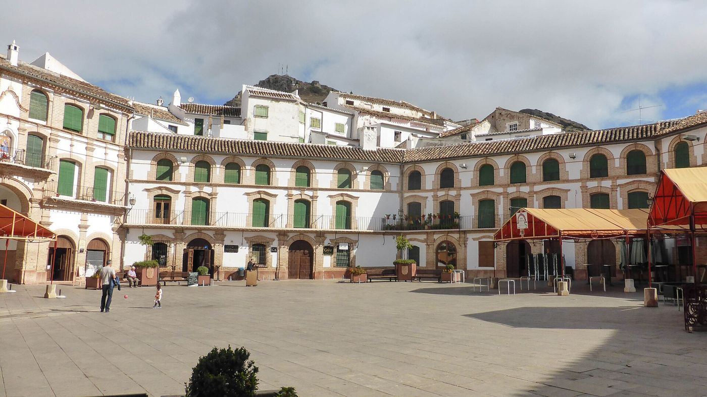 La Plaza Ochavada de Archidona, de ocho lados, con sus fachadas blancas y ventanas verdes