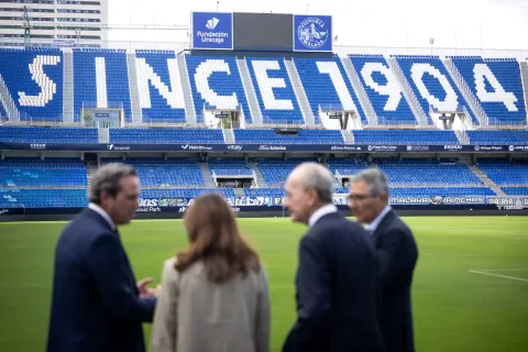 Imagen de la noticia: Salado recoge su abono del Málaga CF y reafirma el apoyo de la Diputación al club