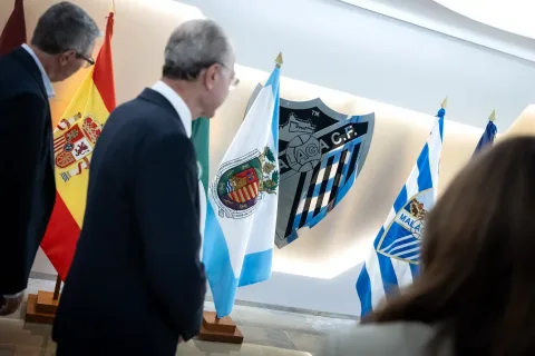 Imagen de la noticia: Salado recoge su abono del Málaga CF y reafirma el apoyo de la Diputación al club