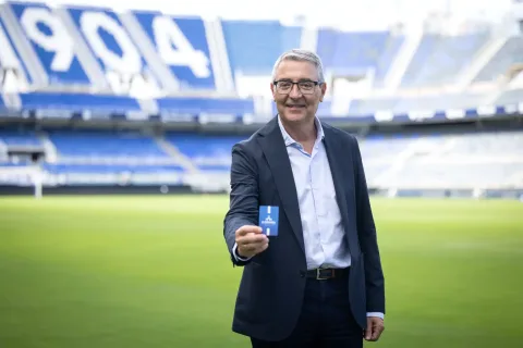 Imagen de la noticia: Salado recoge su abono del Málaga CF y reafirma el apoyo de la Diputación al club