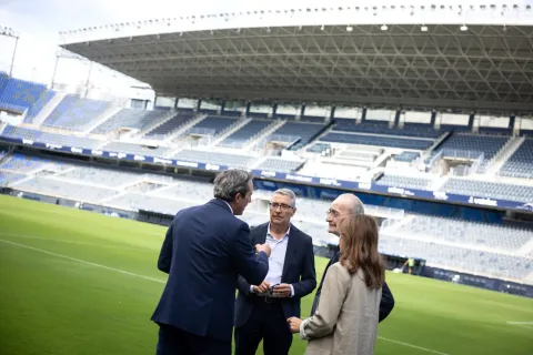 Imagen de la noticia: Salado recoge su abono del Málaga CF y reafirma el apoyo de la Diputación al club