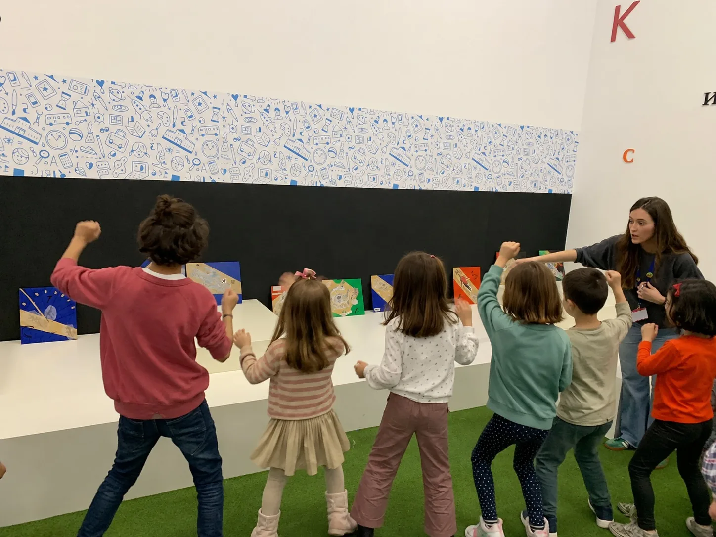 Saturdays with the family - Shake your skeleton!