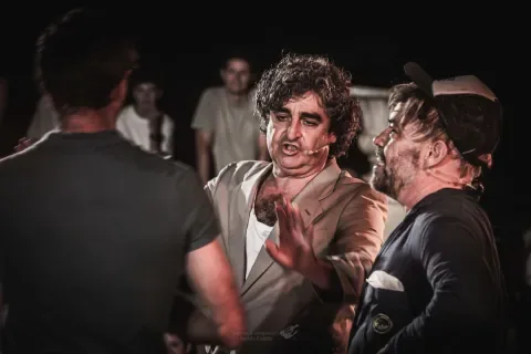 Intrusos, de Lolo Fernández y Cía