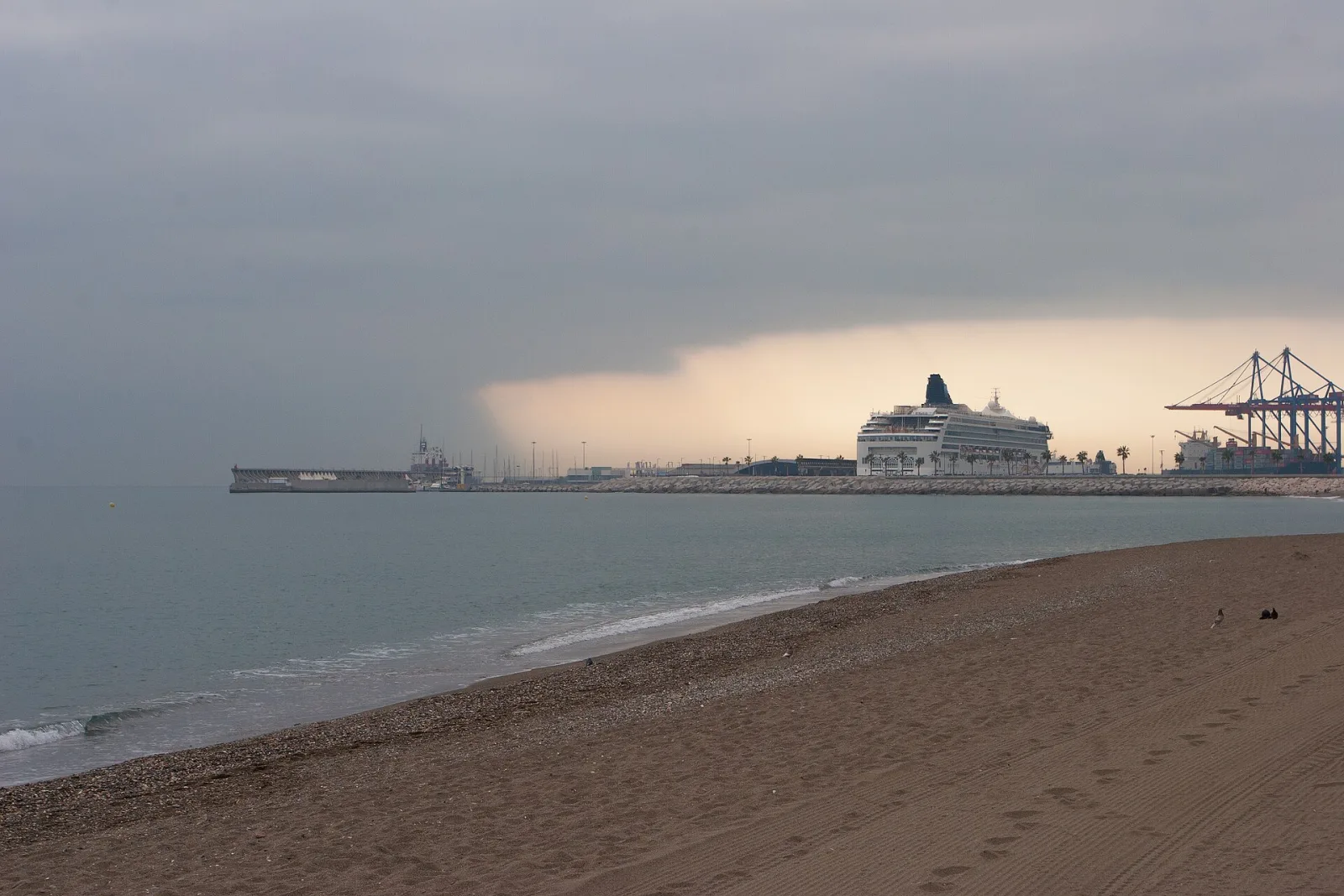 Nubes de tormenta sobre el puerto y la playa de Málaga.