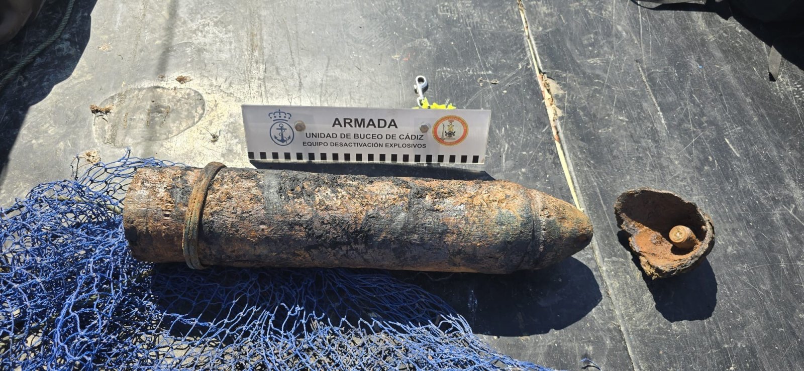 Imagen de la noticia: La Armada neutraliza un proyectil de artillería hallado por un pesquero en Fuengirola