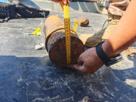 Imagen de la noticia: La Armada neutraliza un proyectil de artillería hallado por un pesquero en Fuengirola