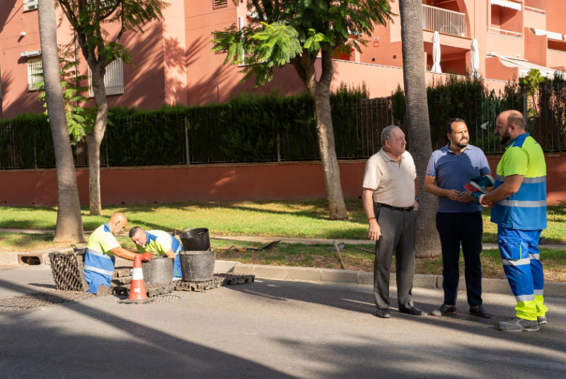 Imagen de la noticia: Benalmádena limpia más de 10.300 imbornales entre enero y agosto