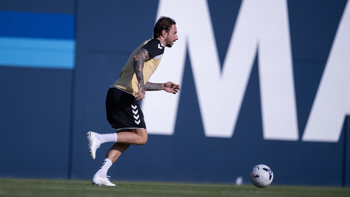 Imagen de la noticia: El Málaga CF entrena en el Anexo con cuatro jugadores en recuperación