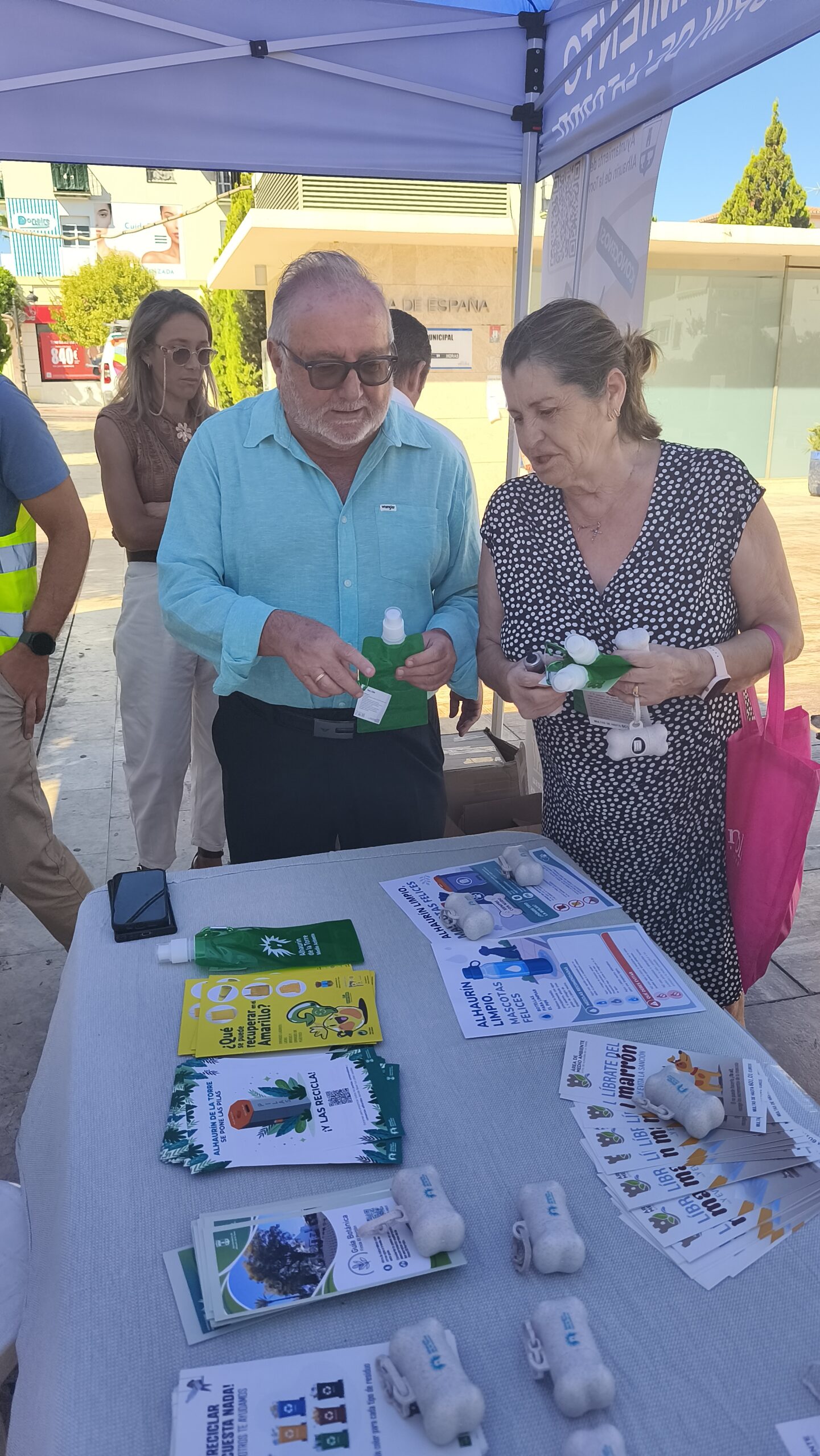 Imagen de la noticia: Alhaurín de la Torre reparte bidones y bolsas para que las mascotas no ensucien la calle