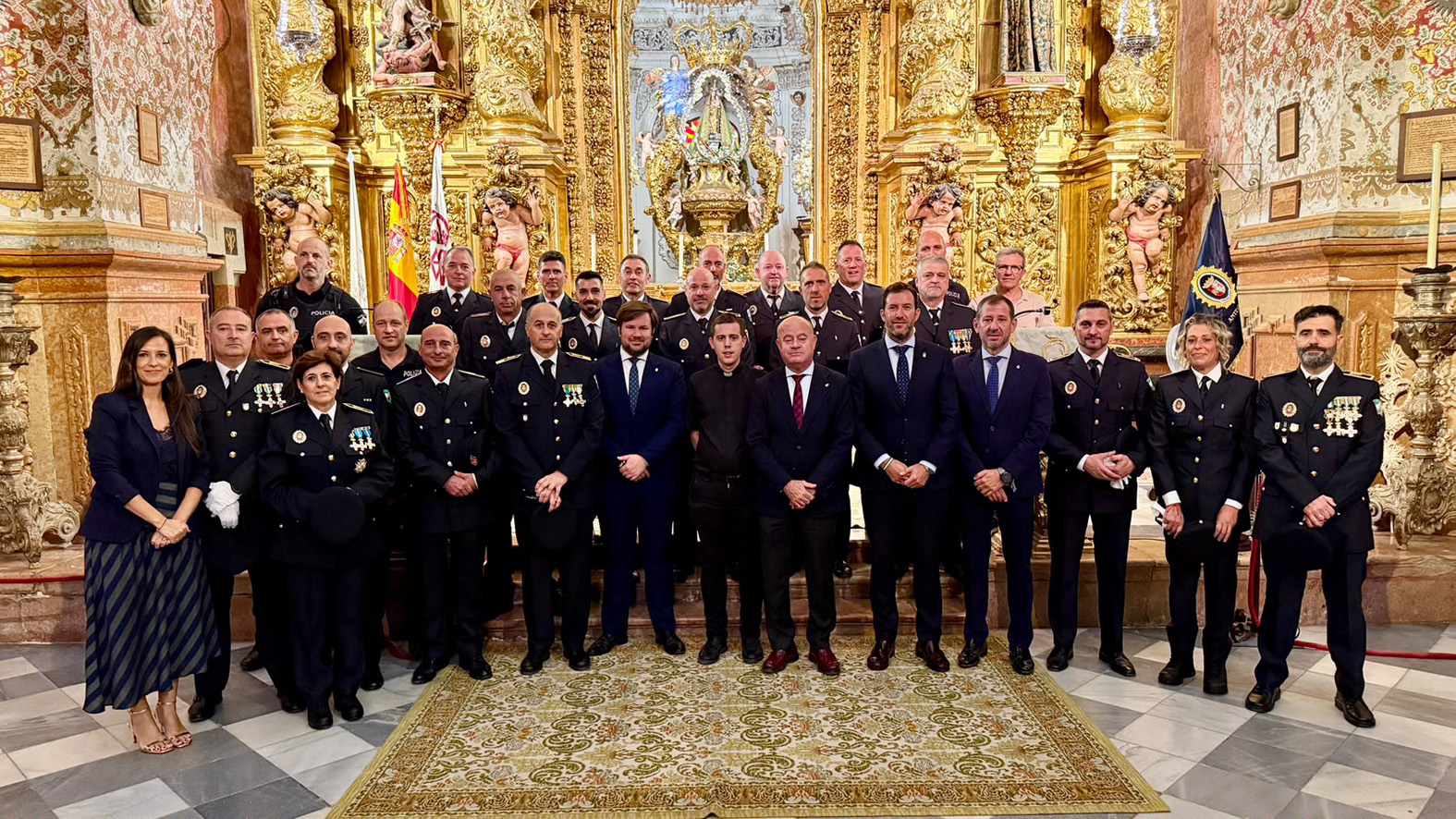 Imagen de la noticia: Antequera reconoce en el día de su patrón a policías y a un vecino honesto