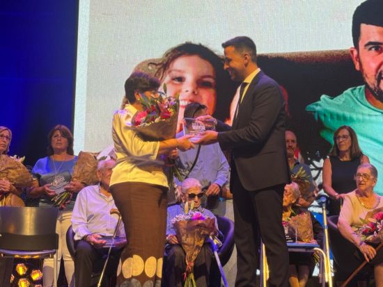 Imagen de la noticia: Álora homenajea a dos vecinos centenarios en la gala del Mes del Mayor