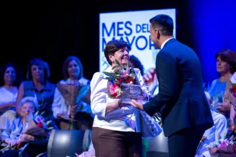 Imagen de la noticia: Álora homenajea a dos vecinos centenarios en la gala del Mes del Mayor