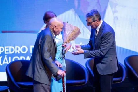 Imagen de la noticia: Álora homenajea a dos vecinos centenarios en la gala del Mes del Mayor