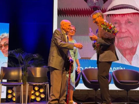 Imagen de la noticia: Álora homenajea a dos vecinos centenarios en la gala del Mes del Mayor