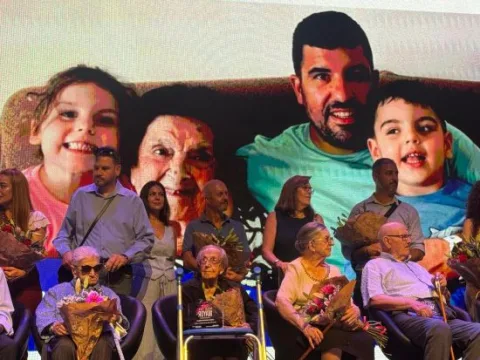 Imagen de la noticia: Álora homenajea a dos vecinos centenarios en la gala del Mes del Mayor