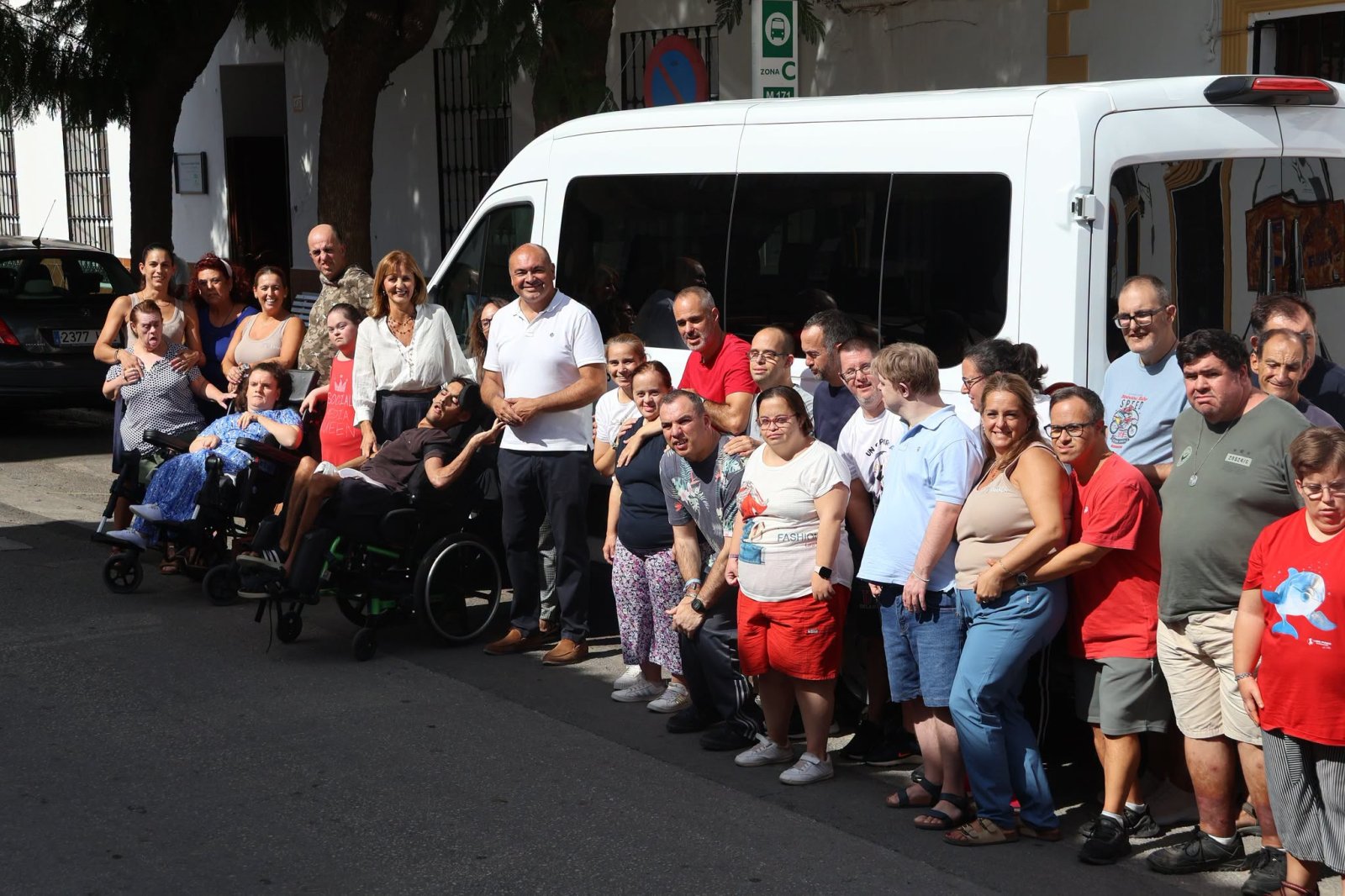 Imagen de la noticia: Alhaurín el Grande incorpora una furgoneta adaptada para el Centro Fahala
