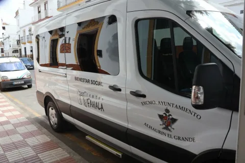 Imagen de la noticia: Alhaurín el Grande incorpora una furgoneta adaptada para el Centro Fahala