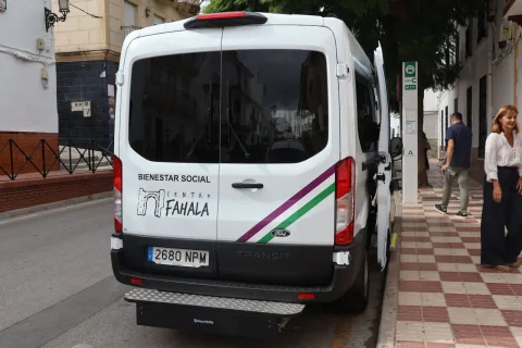 Imagen de la noticia: Alhaurín el Grande incorpora una furgoneta adaptada para el Centro Fahala