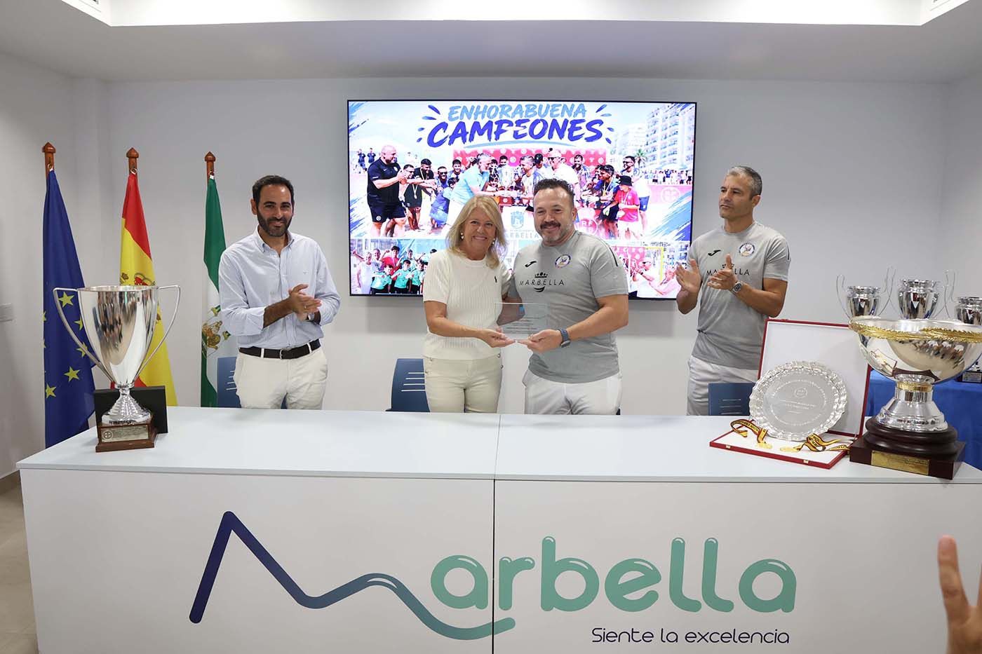 Imagen de la noticia: El Ayuntamiento reconoce los títulos provincial, regional y nacional del CD Marbella Fútbol Playa