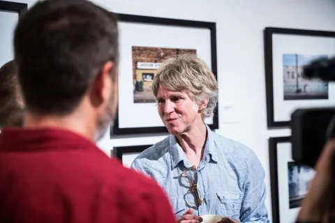 Imagen de la noticia: El MEET estrena en Málaga la exposición 'Noticings' del fotógrafo Patrick Sansone