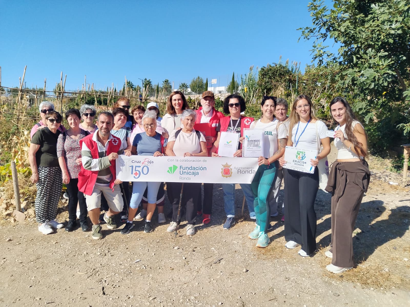 Imagen de la noticia: Ronda lleva a vecinos de La Dehesa y El Fuerte a los huertos de Cruz Roja y los Baños Árabes