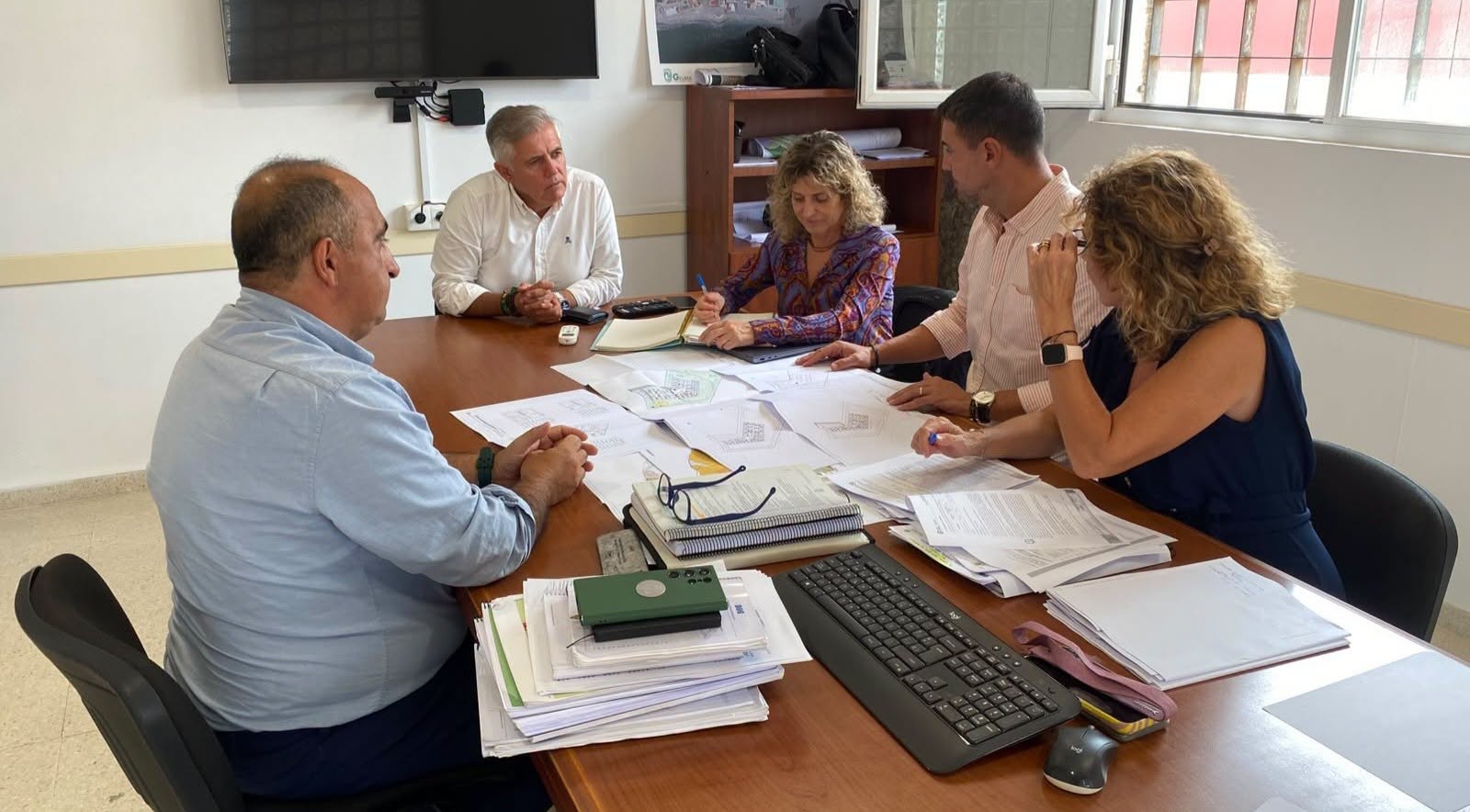 Imagen de la noticia: Manilva estudia fórmulas para impulsar vivienda pública y avanza en el parking del corredor verde