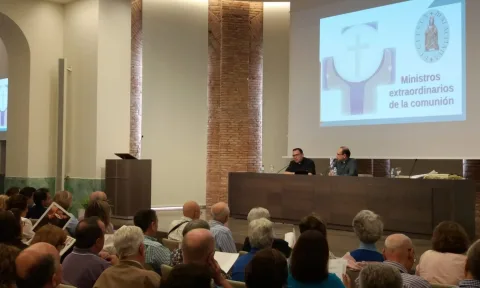 Imagen de la noticia: La Diócesis forma a ministros extraordinarios de la comunión con un curso gratuito