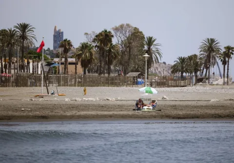 Imagen de la noticia: FACUA Málaga y una treintena de entidades exigen saneamientos del siglo XXI para las playas