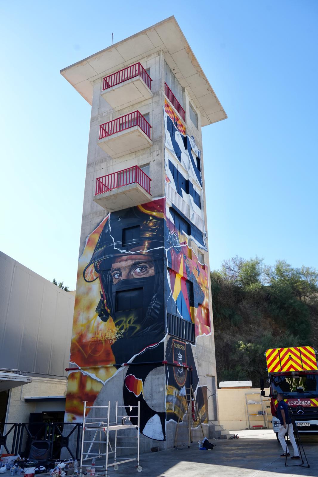 Imagen de la noticia: Fuengirola convierte la torre de entrenamiento de sus bomberos en un mural de 20 metros