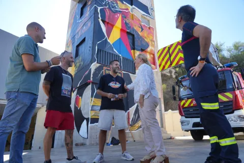 Imagen de la noticia: Fuengirola convierte la torre de entrenamiento de sus bomberos en un mural de 20 metros