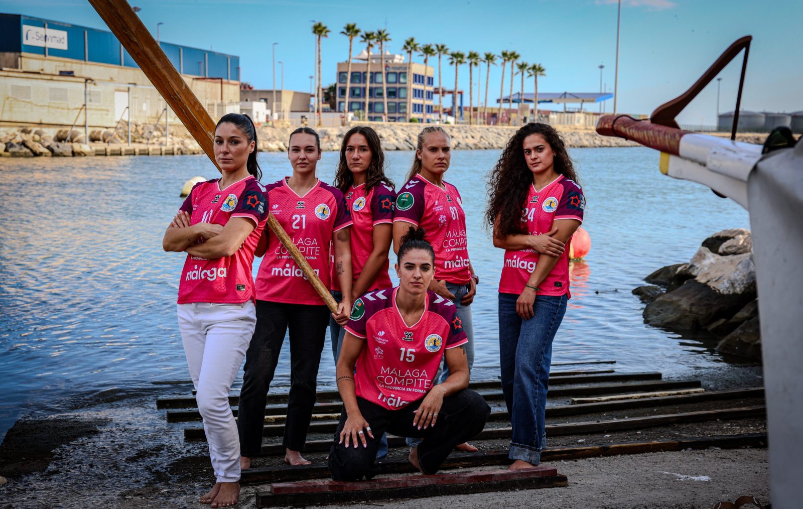 Imagen de la noticia: El Costa del Sol Málaga estrena una camiseta rosa contra el cáncer de mama