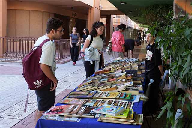 Imagen de la noticia: El Mercadillo Solidario de Libros de Madre Coraje recorre seis centros de la UMA hasta noviembre