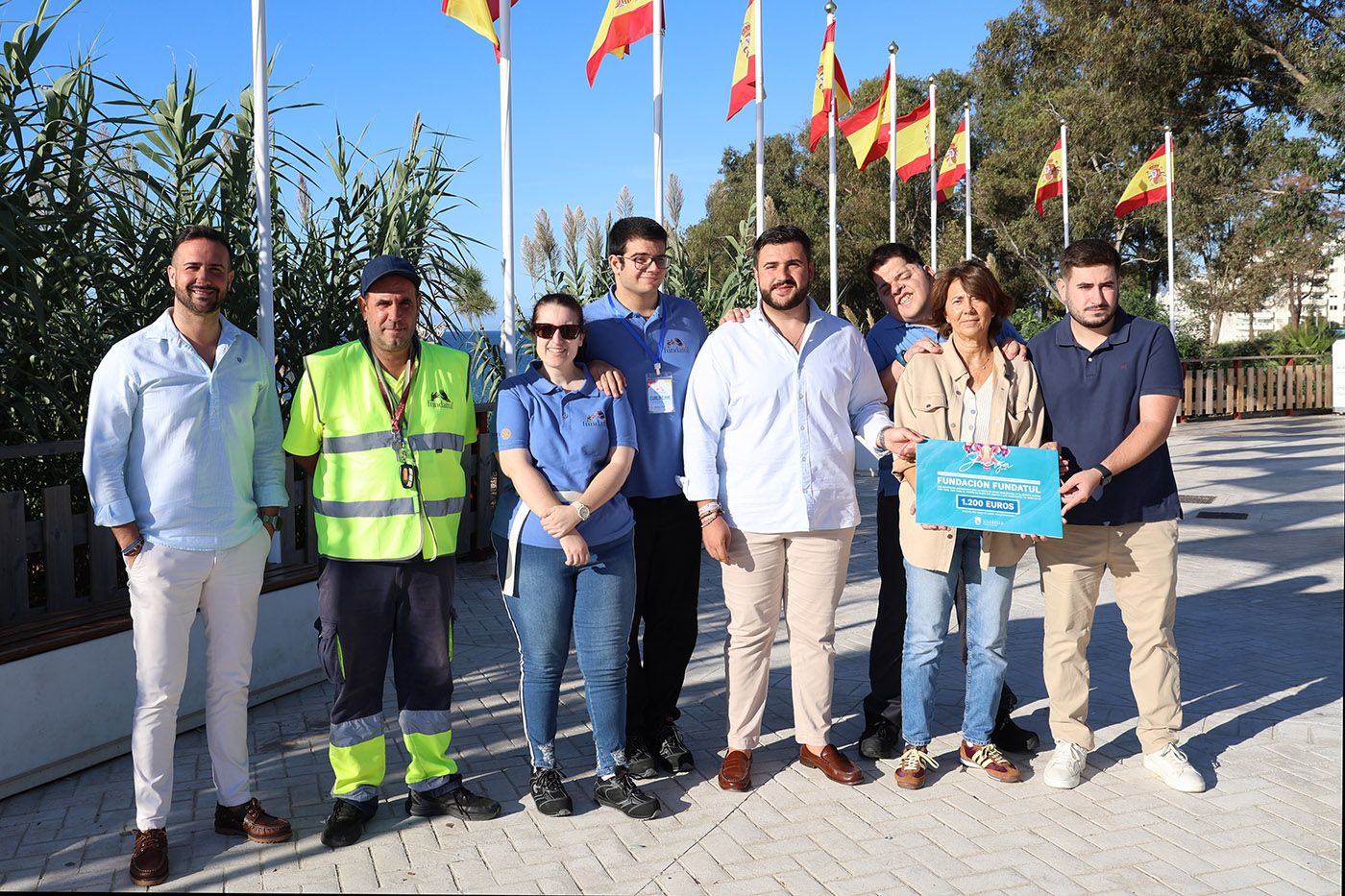 Imagen de la noticia: Marbella entrega a Fundatul 1.200 euros de los ecovasos solidarios del Juerga Fest