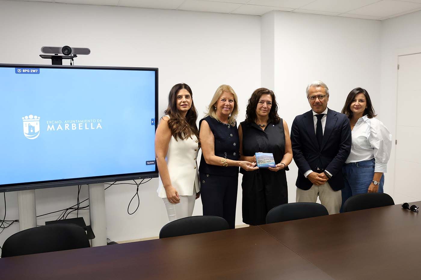 Imagen de la noticia: Marbella entrega al Colegio de Arquitectos el nuevo PGOM aprobado en septiembre