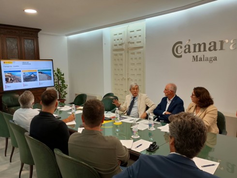 Image for the story: The Chamber of Commerce addresses the future of Málaga's beaches with Costas