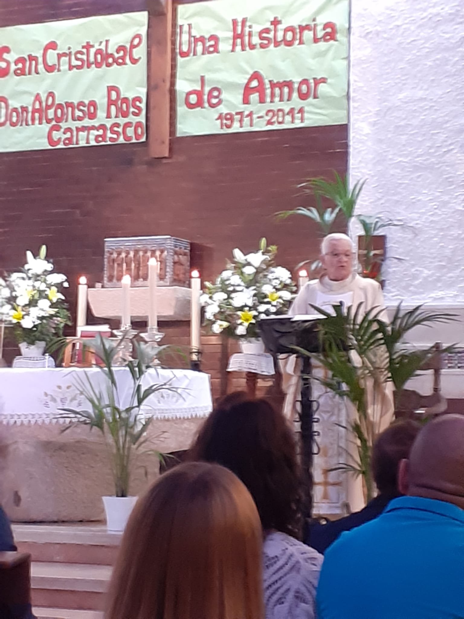 Imagen de la noticia: Un libro recoge los 50 años de la parroquia de San Cristóbal de Ronda