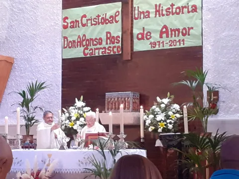 Imagen de la noticia: Un libro recoge los 50 años de la parroquia de San Cristóbal de Ronda