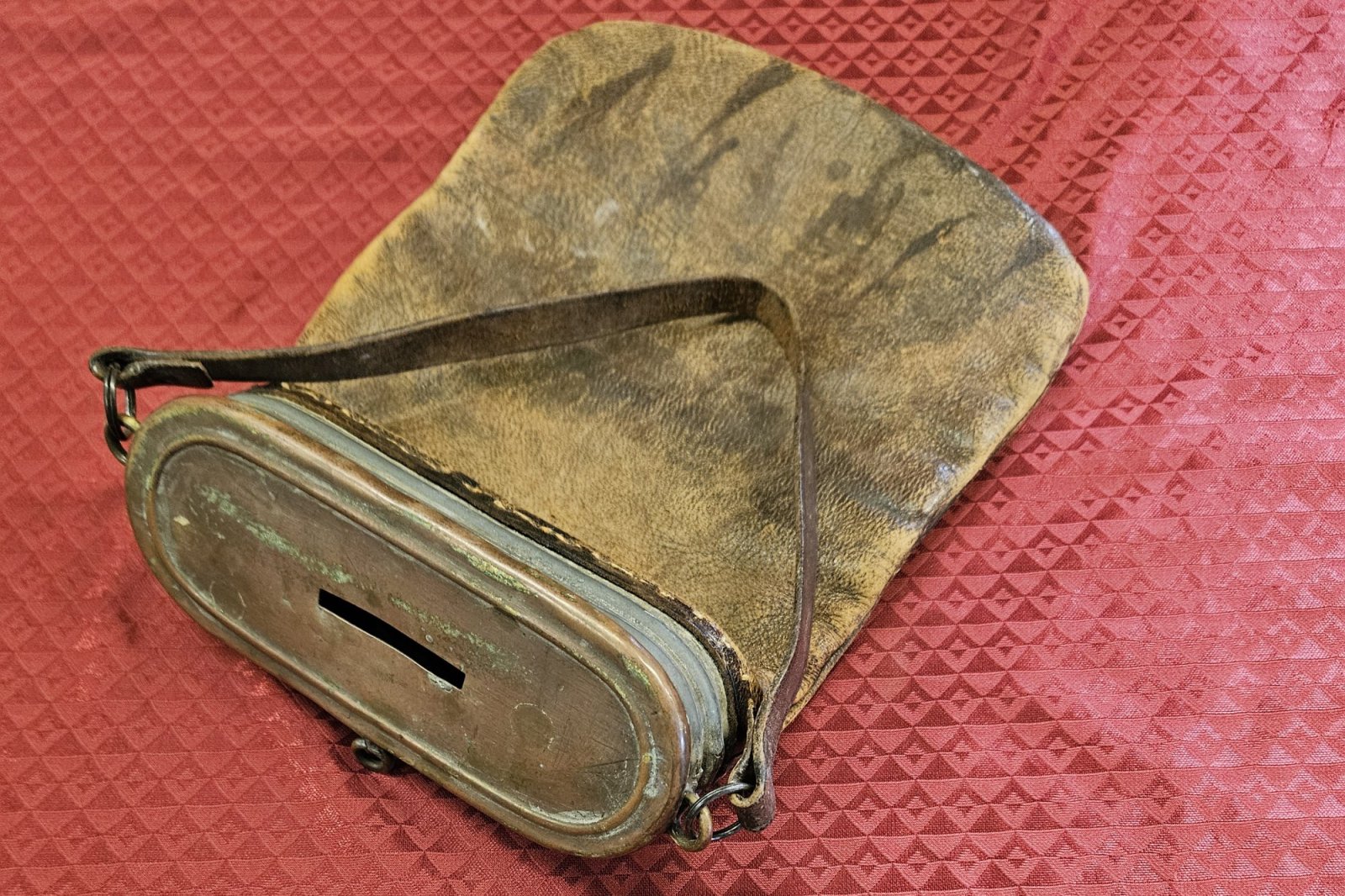 Imagen de la noticia: La Catedral de Málaga conserva el cepillo más antiguo: un bolso de cuero con asa