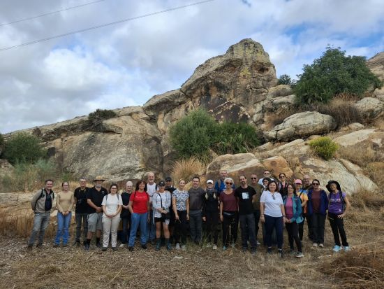 Image for the story: Around thirty people visit the cave paintings of Laja Prieta and El Mijo in Álora