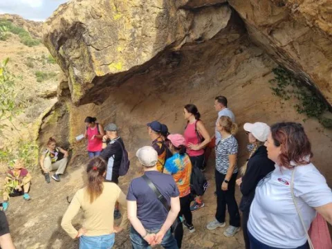 Image for the story: Around thirty people visit the cave paintings of Laja Prieta and El Mijo in Álora