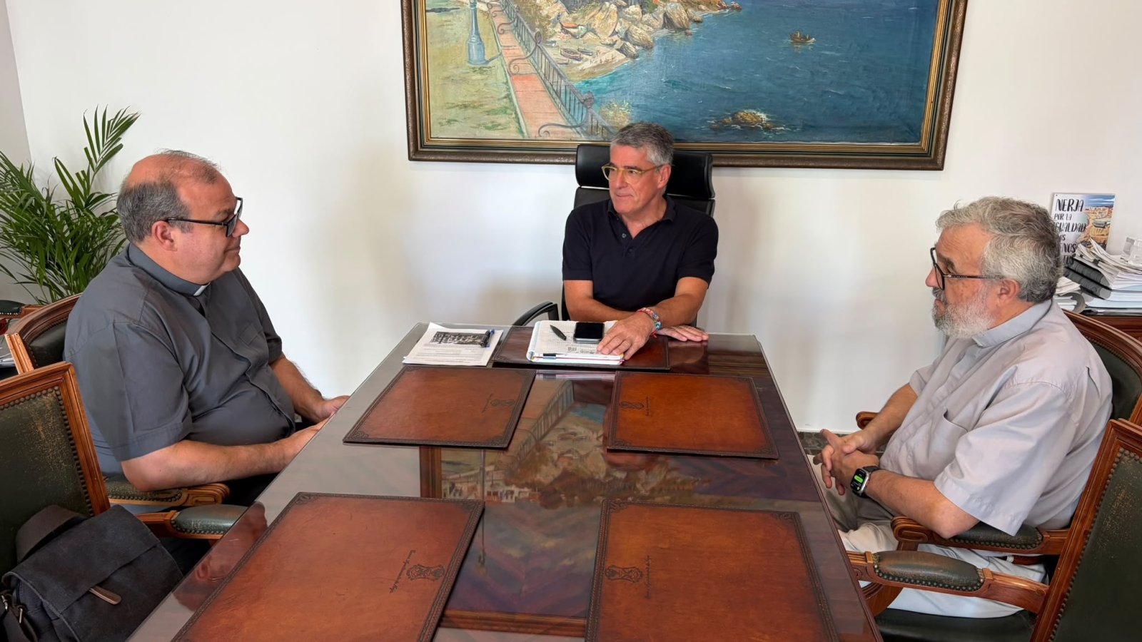 Imagen de la noticia: El alcalde de Nerja recibe a los nuevos párrocos de El Salvador y San Miguel