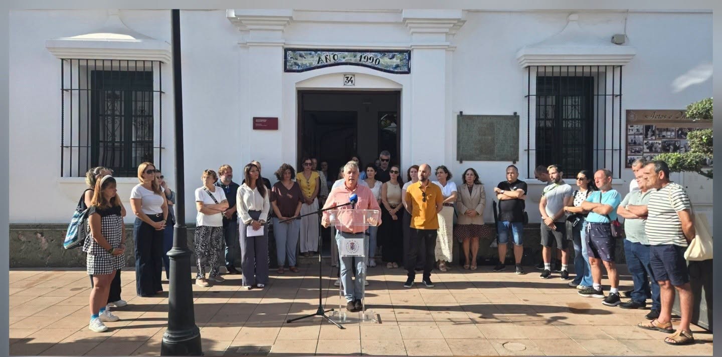 Image for the story: Manilva reads a manifesto for World Mental Health Day