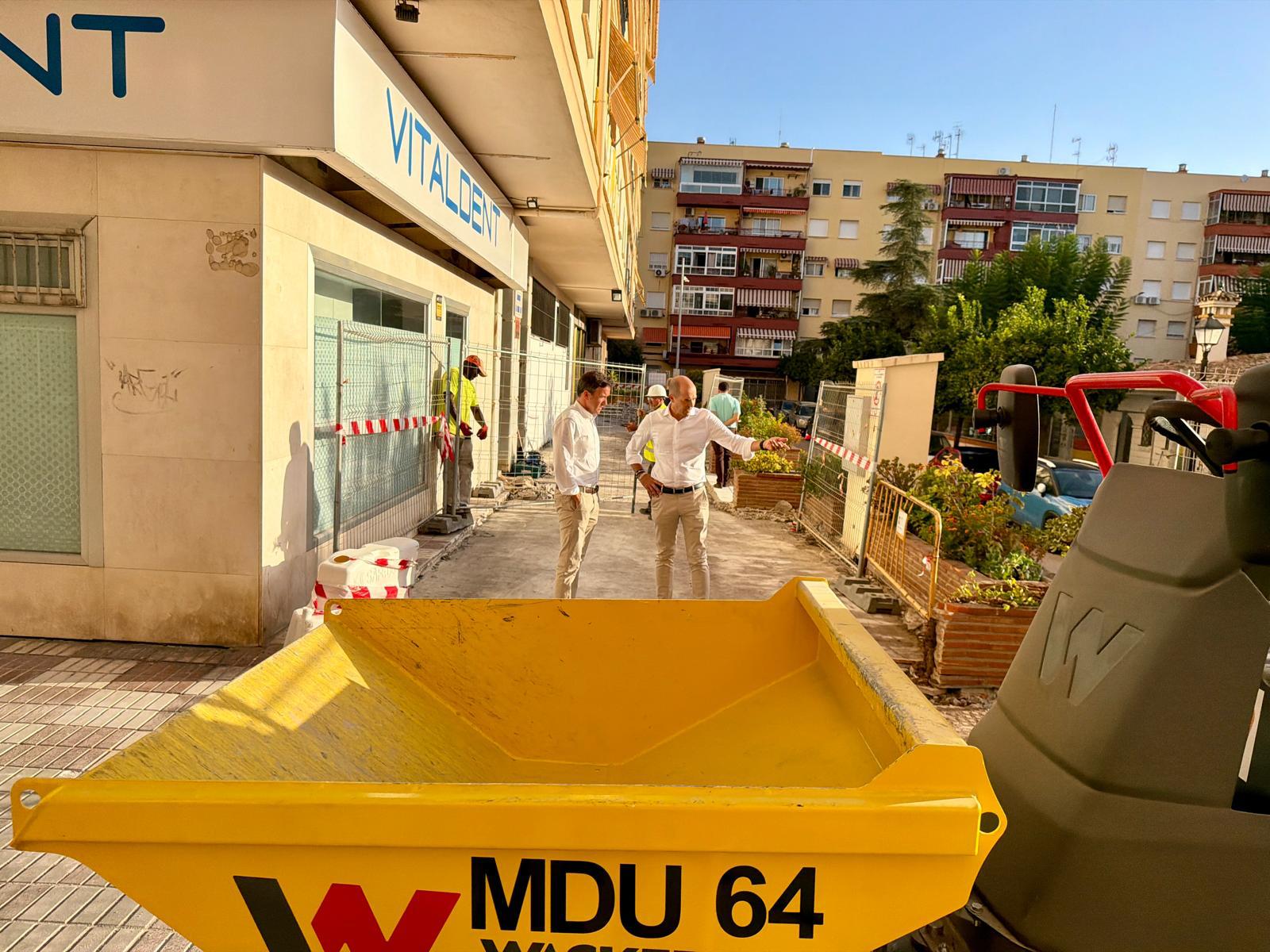 Imagen de la noticia: Fuengirola inicia la reforma del acerado junto a la plaza de Los Niños