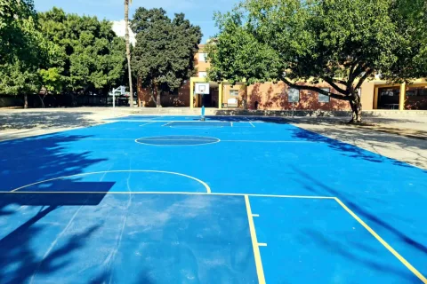 Imagen de la noticia: El colegio Picasso de Málaga estrena tres pistas deportivas tras dos años de obras del Metro