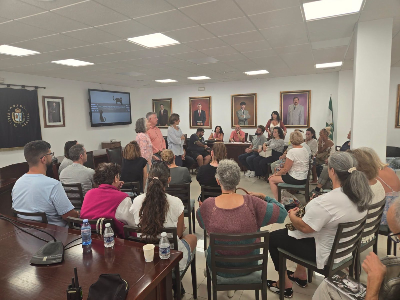 Imagen de la noticia: Manilva entrega chalecos y protocolos a los cuidadores de las 38 colonias felinas