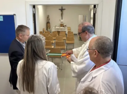 Imagen de la noticia: El Hospital de la Axarquía abre una capilla para la atención espiritual de pacientes y familiares
