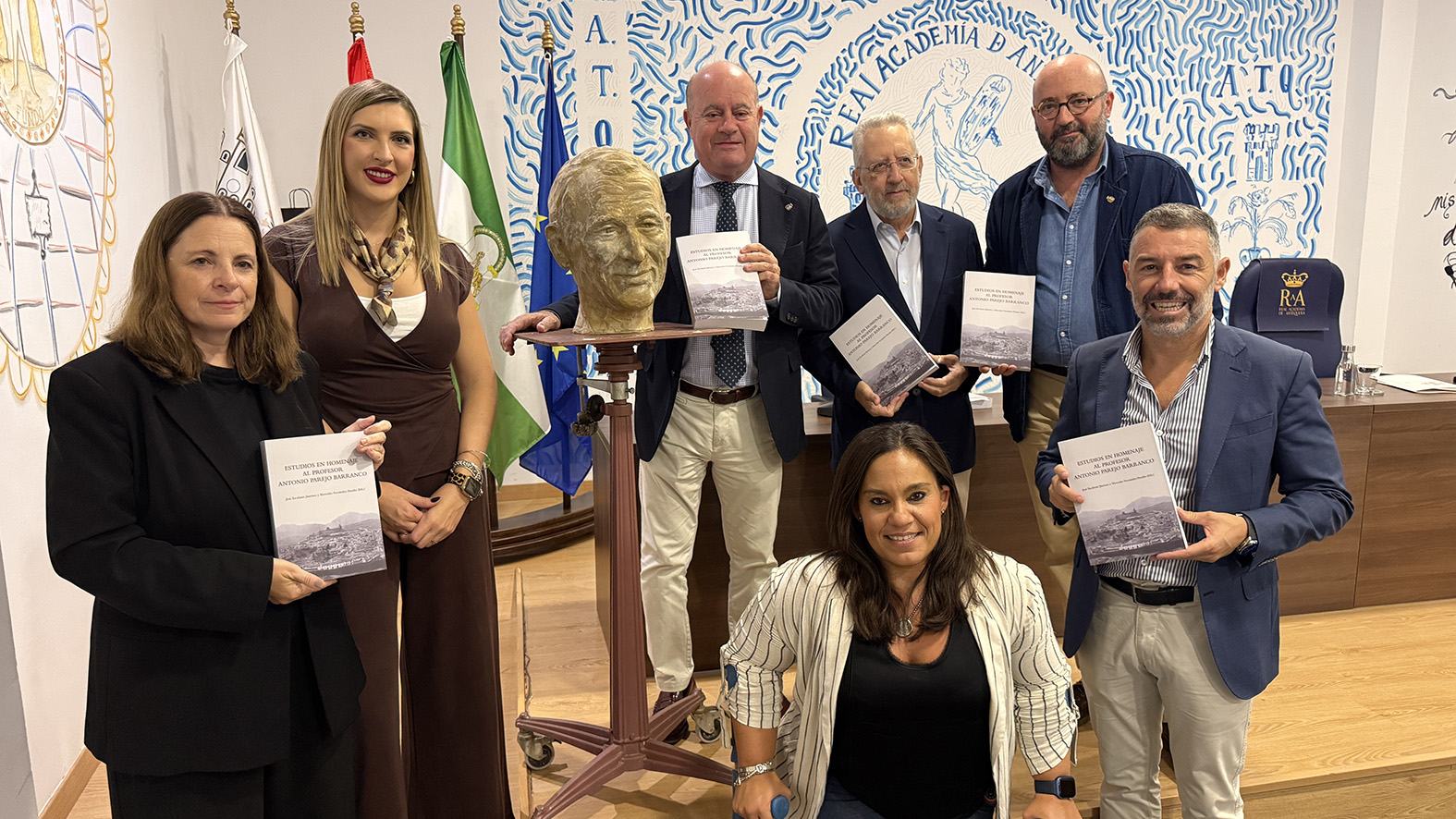 Imagen de la noticia: Antequera homenajea al historiador Antonio Parejo con un libro y un busto en la Real Academia