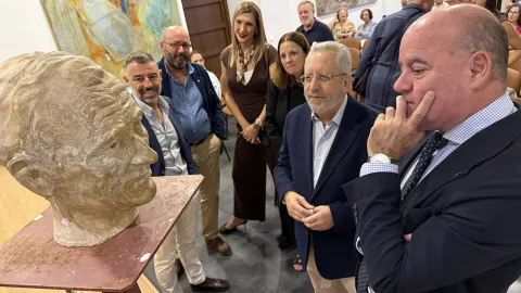Imagen de la noticia: Antequera homenajea al historiador Antonio Parejo con un libro y un busto en la Real Academia