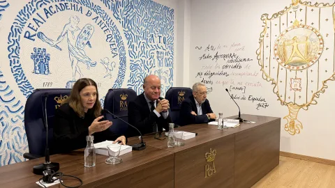 Imagen de la noticia: Antequera homenajea al historiador Antonio Parejo con un libro y un busto en la Real Academia