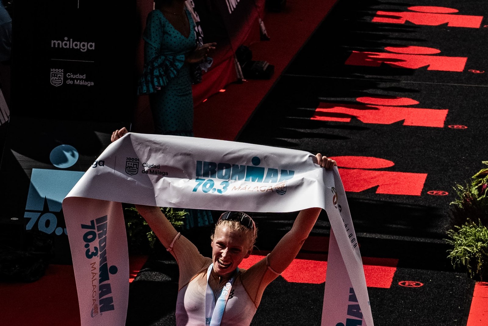 Imagen de la noticia: Felix Forissier y Mia Hunt ganan el IRONMAN 70.3 Málaga con salida y llegada en el Puerto